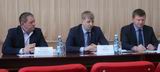 Вице-губернатор Приморья Денис Бочкарёв (в центре) пообещал помочь ханкайским сельхозтоваропроизводителям в решении рабочих вопросов
