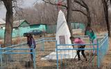 Ильинские школьники уже начали уборку территорий возле памятников