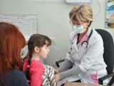 Перед вакцинацией ребёнка обязательно должен осмотреть врач-педиатр