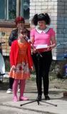 Третьеклассница Рената Литвинова (слева) исполнила песню «Лето»
