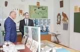 Директор Новокачалинской школы Александр Дмитриев (справа) показал Сергею Сопчуку поделки, которые ученики создают на уроках технологии