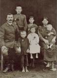 Евлампий Боярчук, дед фронтовика Анатолия Боярчука, в 1904 году прибыл в Приморье из Польши через Сибирь. На фото он с женой и детьми