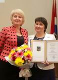Среди награждённых почётными грамотами – начальник отдела по Ханкайскому району департамента труда и социального развития Тамара Костенко (справа)