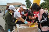 Китайские организаторы угощали всех участников забега фруктами и выпечкой