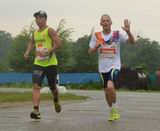 Чемпионом забега на дистанции 24 км стал 65-летний Сергей Москаленко из Уссурийска (на фото справа)