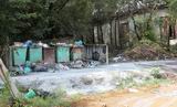 В мусорные контейнеры возле старой Камень-Рыболовской школы №1 скидывают отходы не только жители близлежащих домов