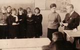 Подготовка к уроку истории, Ольга – третья слева. 1968 год