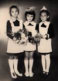 Елена (в центре) с одноклассницами. 1974 год