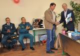 Глава района Владимир Мищенко (справа) наградил почётной грамотой водителя пожарного автомобиля Валерия Бугаенко