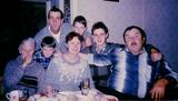 Всю свою семью – маму, папу, бабушку и четверых братьев – запечатлела на этом фото Светлана, старшая дочь Любови Охрименко. 1998 год