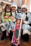 Накануне Нового года пятилетняя Ангелина Хуторная из Пархоменко получила от Деда Мороза большую куклу. А доставили подарок его внучки-Снегурочки – Катя Кривко и Арина Лескова