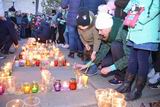 Малыши вместе с родителями зажигали свечи в память о жертвах пожара