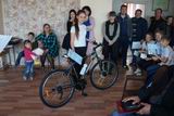Шестиклассница Астраханской школы Виталина Ланкова стала обладательницей новенького велосипеда, который подарил представитель компании «ХАПК «Грин Агро»