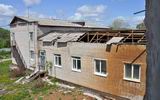 Сильные порывы ветра лишили кровли часть здания школы в Троицком
