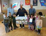Представители совета ветеранов МВД вручили приз зрительских симпатий воспитанникам детского сада №23