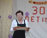 Председатель Ильинской ветеранской первички Валентина Загарина подарила членам районного общества инвалидов пирог