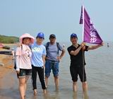 Туристы из Китая с удовольствием фотографировались на фоне ханкайского берега