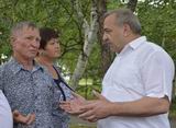 Депутаты районной думы рассказали Владимиру Пучкову (справа) о проблемах на своих округах