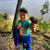 Шестилетний Мирослав Ангиров из Камень-Рыболова, несмотря на свой юный возраст, хорошо разбирается в грибах. Но прежде чем срезать очередной гриб, он на всякий случай показывает его родителям