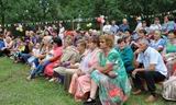 Жители и гости села с интересом смотрели концертную программу, сопровождая аплодисментами выступления артистов