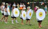 Детский творческий коллектив «Ромашки» из села Майское представили на суд зрителей танец «Ромашковое поле»