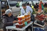 Покупатели охотно разбирали гречишный и цветочный мёд