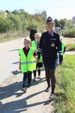 Госавтоинспектор Елена Александрова провела школьников по улице и показала, как нужно правильно передвигаться рядом с проезжей частью