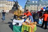 На центральной площади Владивостока гостей выставки угощали горячим чаем из традиционного русского самовара