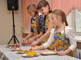 Веолетта (именно так пишется её имя) Смолева, Виктория Белоногова и Диана Охрименко (слева направо) продемонстрировали на конкурсе не только творческие, но и кулинарные способности