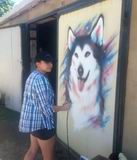 Ворота отцовского гаража Вика украсила изображением собаки
