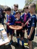 Команде футболистов из Камень-Рыболова, занявшей первое место, вручили победный пирог и медали