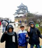 Александр Кулик со своими японскими друзьями на фоне Самурайского замка