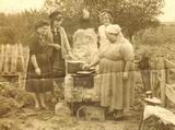 60-е годы. Жительница Ильинки Варвара Фатьянова (крайняя справа) угощает односельчан блинами