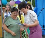 Глава района Аэлита Вдовина (справа) вручила благодарность учителю начальных классов Ильинской школы Валентине Николаевне Кучмасовой