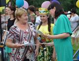 Председатель районной Думы Елена Литовченко (справа) объявила благодарность сельскому почтальону Тамаре Юрьевне Гальфингер