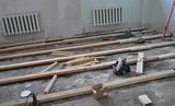 Пол отремонтируют и в раздевалке спортзала Астраханской школы