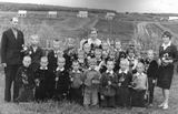 1 сентября 1964 года. На фото – ученики первого и второго классов восьмилетней школы. Слева – директор школы М. Ильин, в центре – учитель Л. М. Ильина, справа – учитель Т.Л. Михайлова