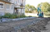 Во дворе дома №285 бывшего Камень-Рыболовского гарнизона ведётся ремонт придомовой территории