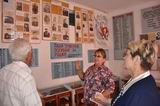 Учитель истории Новокачалинской школы Елена Михайловна Бирюкова (в центре)показала членам комиссии экспозицию, посвящённую землякам, погибшим за Родину