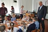 В день приезда депутата в Октябрьскую школу ученики начального звена собрались на чаепитие