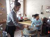 Уже с детского сада китайских детей учат ведению домашнего хозяйства. На фото: малыши под присмотром воспитателя старательно крутят жернова, чтобы выдавить соевое молоко