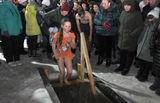 Десятилетняя Яна Попова из Камень-Рыболова уже третий год подряд окунается в крещенскую прорубь