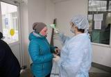 С понедельника всем посетителям Ханкайской центральной районной больницы на входе медсёстры измеряют температуру при помощи бесконтактного термометра