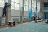 Стены спортзала ДЮСШ готовят к косметическому ремонту