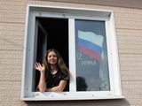Арина Куница из Астраханки накануне праздника нарисовала на своём окне российский флаг