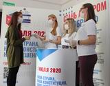 Волонтёры компетентно отвечают на вопросы граждан о предстоящем общероссийском голосовании