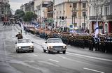 Парадные автомобили руководства Тихоокеанского флота проехали вдоль центральной улицы Владивостока. Военные, сотрудники МЧС и нахимовцы приветствовали адмиралов громогласным «Ура!»