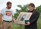 Участники автопробега вручили настоятелю местного храма отцу Сергию православную икону