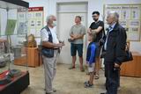 Методист местного музея Валерий Котляров показал москвичам уникальные экспозиции, посвящённые истории района
