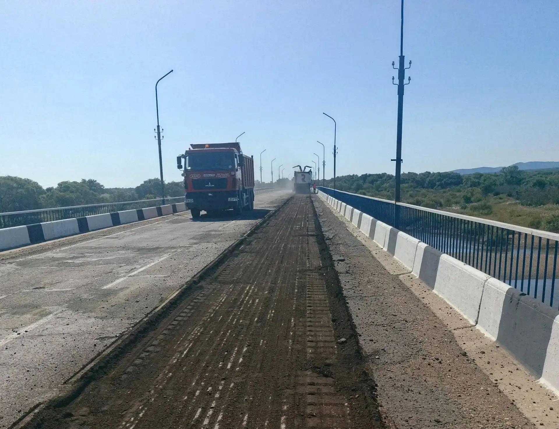 Дорожники обновляют мост